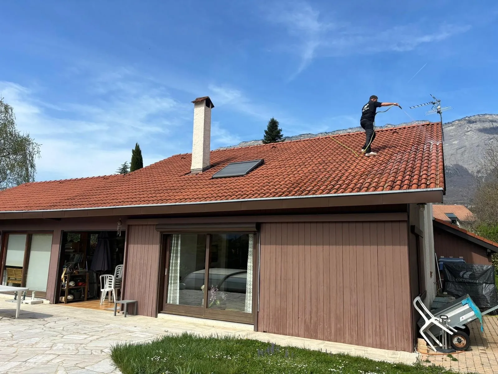 Couvreur CF Couverture en intervention sur une toiture en tuiles