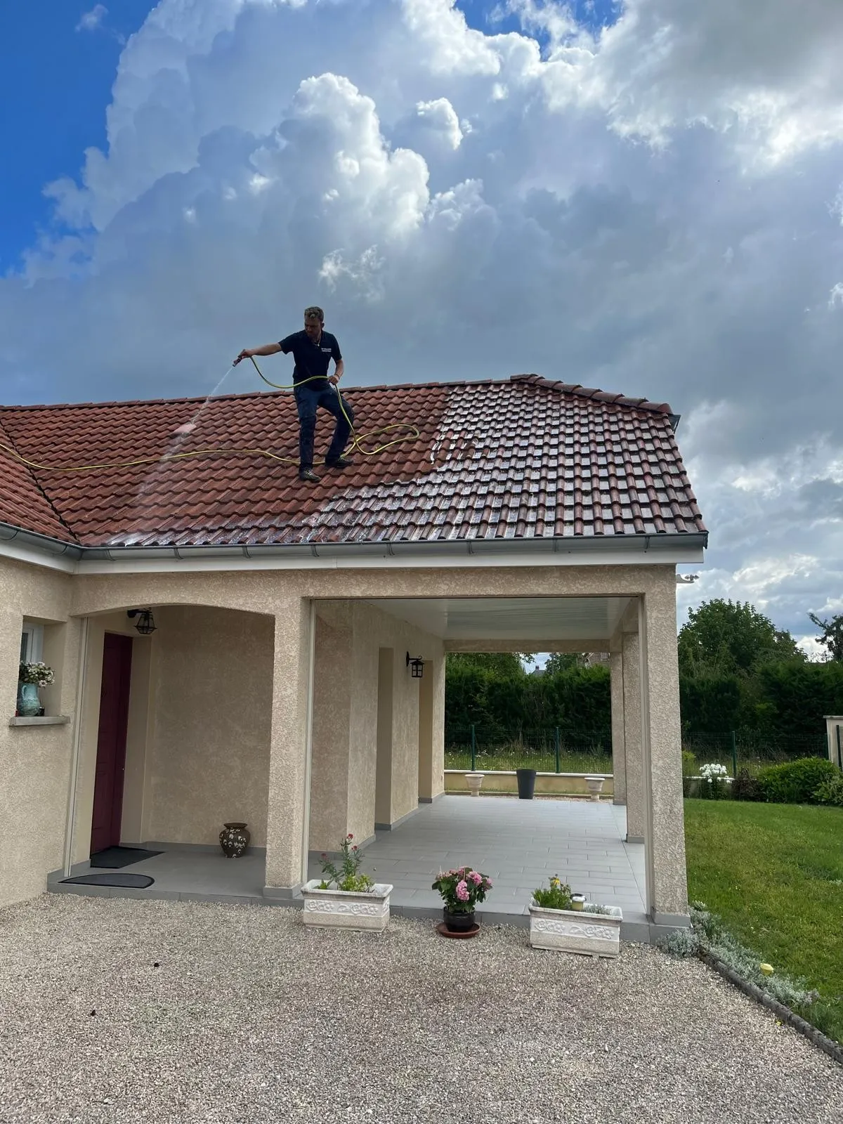 Nettoyage d’une toiture en tuiles