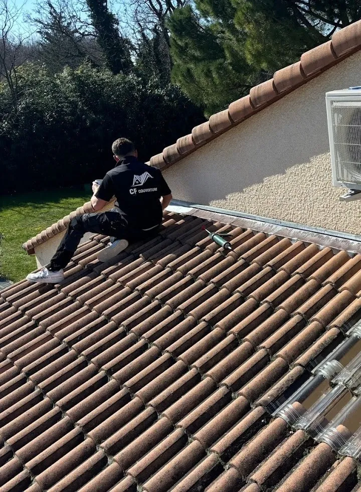 Couvreur CF Couverture en tenue de l'entreprise, en intervention sur une toiture